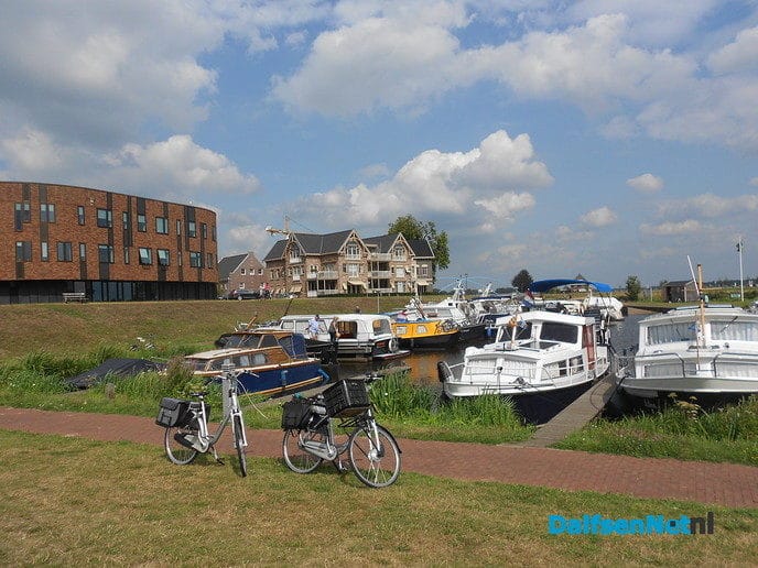 Gezellige aanblik bij de haven