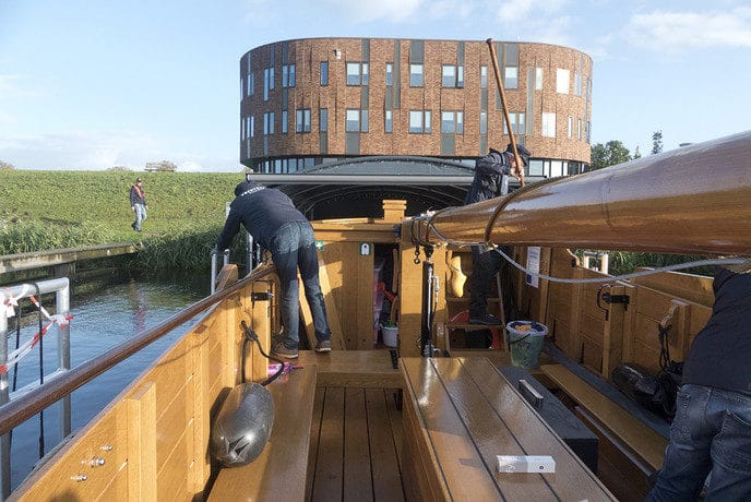 Vechtzomp naar winteropslag in Zwolle…. - Foto: Eigen geleverde foto