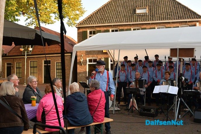 Stuwzangers met veel succes op het Kerkplein in Dalfsen - Foto: Johan Bokma