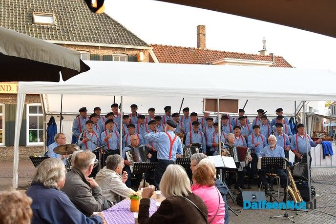 Stuwzangers met veel succes op het Kerkplein in Dalfsen - Foto: Johan Bokma