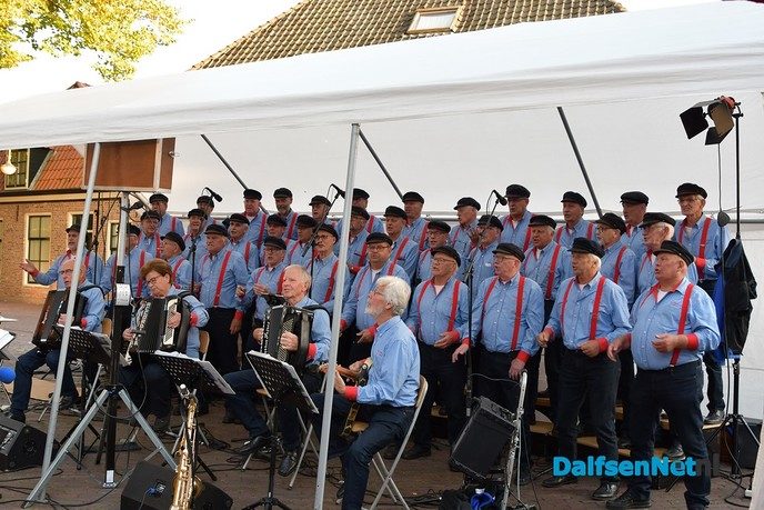 Stuwzangers met veel succes op het Kerkplein in Dalfsen - Foto: Johan Bokma