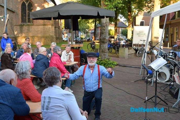Stuwzangers met veel succes op het Kerkplein in Dalfsen - Foto: Johan Bokma