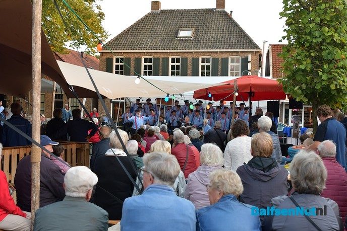 Stuwzangers met veel succes op het Kerkplein in Dalfsen - Foto: Johan Bokma