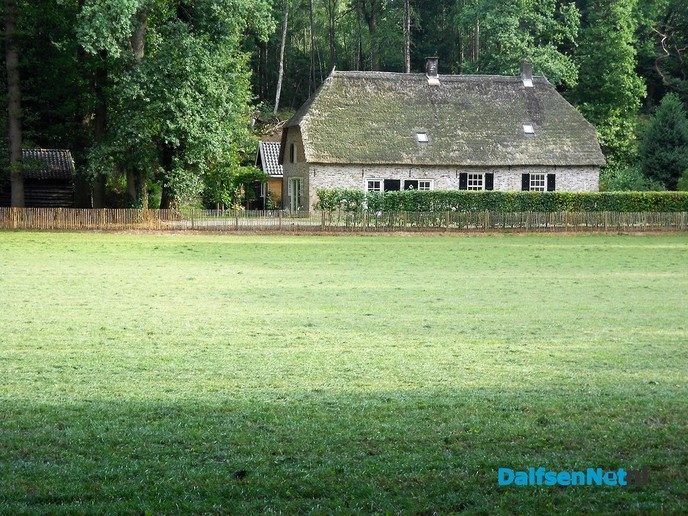Jachtopzienerswoning mooi in het hekwerk