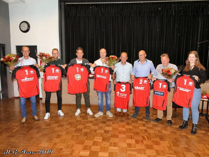 Nieuwe wedstrijdtenues voor de senioren dames en heren van Ouvol