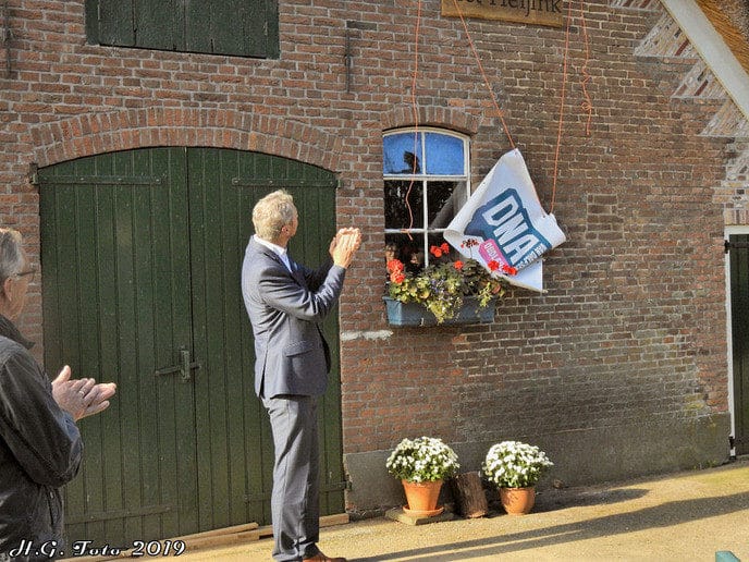 Naambord onthuld.