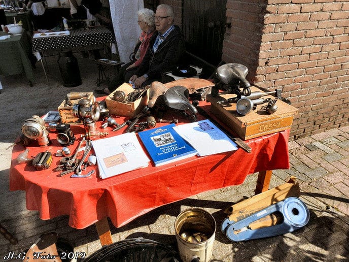 Antiek met Muziek bij van Leusen aan de Kampendwarsweg.