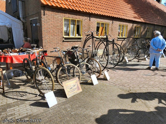 Antiek met Muziek bij van Leusen aan de Kampendwarsweg.