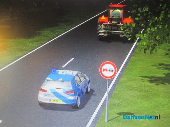 Strepen op de weg, wat betekenen ze? - Foto: Ingezonden foto