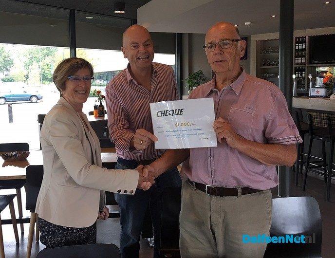 Bibliotheek blij met cheque - Foto: Ingezonden foto