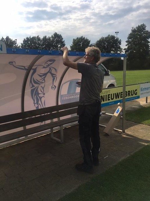 Vernieuwde Dug-Outs bij VV Hoonhorst in gebruik. - Foto: Eigen geleverde foto