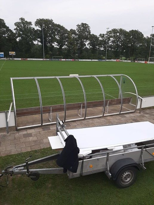 Vernieuwde Dug-Outs bij VV Hoonhorst in gebruik. - Foto: Eigen geleverde foto