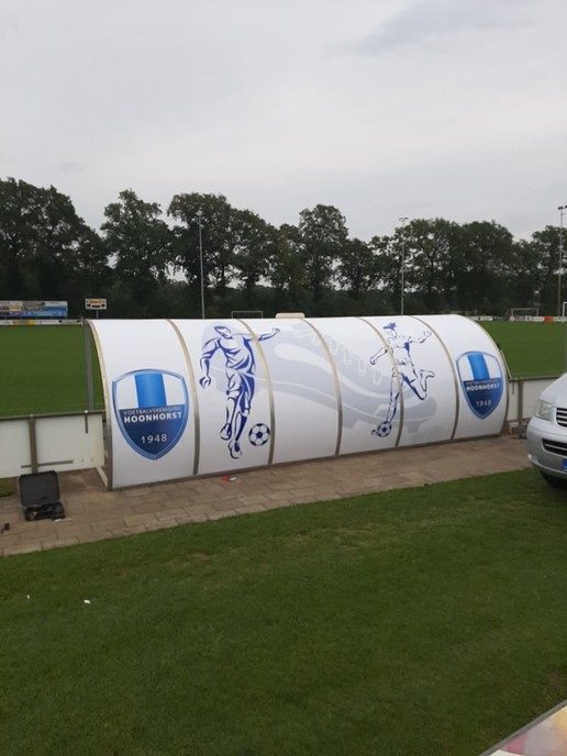 Vernieuwde Dug-Outs bij VV Hoonhorst in gebruik. - Foto: Eigen geleverde foto