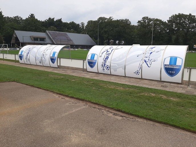 Vernieuwde Dug-Outs bij VV Hoonhorst in gebruik. - Foto: Eigen geleverde foto