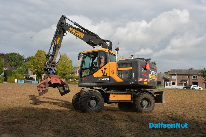 Graafwerkzaamheden gestart voor de bouw van 12 woningen - Foto: Johan Bokma