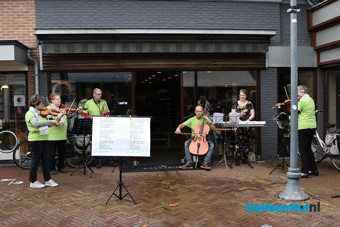 Flashmob Salonorkest Spoom in centrum Dalfsen - Foto: Johan Bokma
