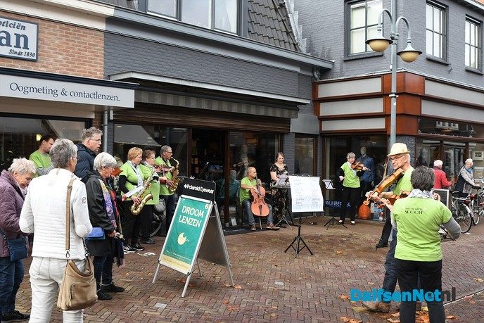 Flashmob Salonorkest Spoom in centrum Dalfsen - Foto: Johan Bokma