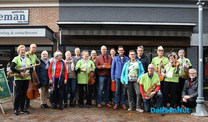 Flashmob Salonorkest Spoom in centrum Dalfsen - Foto: Johan Bokma