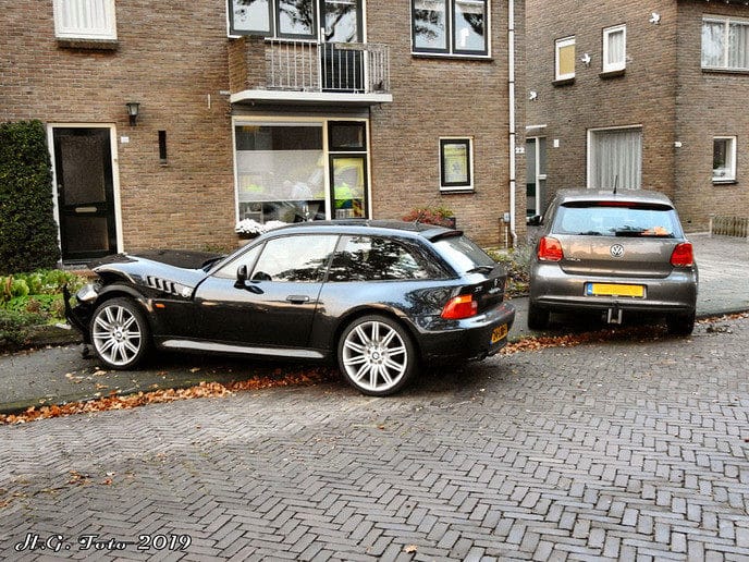 BMW bestuurder ramt geparkeerde Polo aan het Pleijendal.