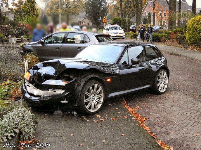 BMW bestuurder ramt geparkeerde Polo aan het Pleijendal.