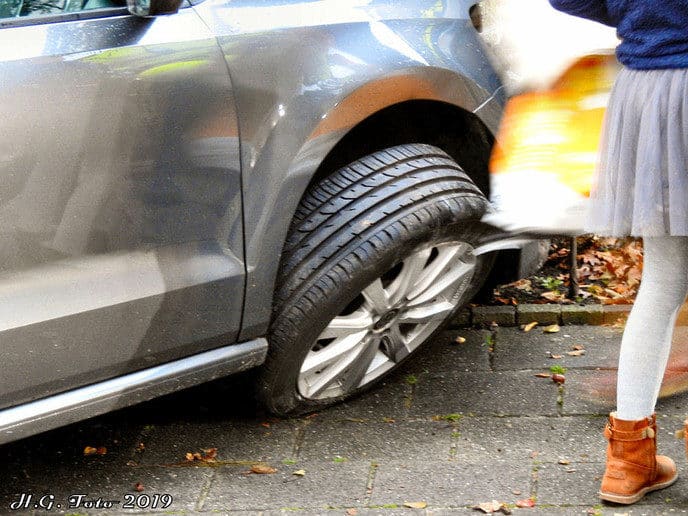 BMW bestuurder ramt geparkeerde Polo aan het Pleijendal.