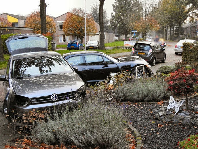 BMW bestuurder ramt geparkeerde Polo aan het Pleijendal.
