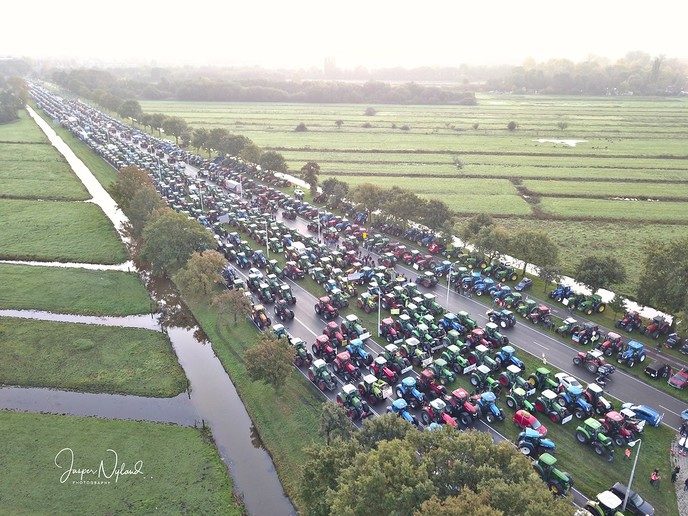 Naar schatting 3000 tractoren in De Bilt voor boerenprotest