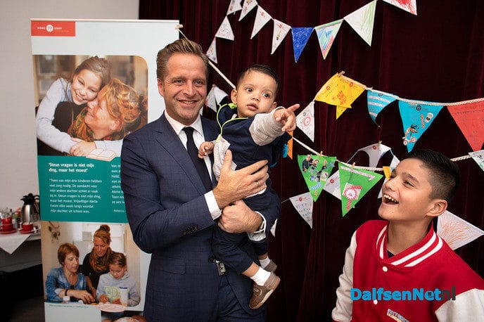 Minister De Jonge verbindt Home-Start vlaggen van kinderen - Foto: Ingezonden foto