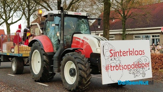 Sinterklaas met de tractor en wagen naar basisschool - Foto: Ingezonden foto