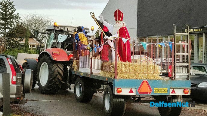 Sinterklaas met de tractor en wagen naar basisschool - Foto: Ingezonden foto