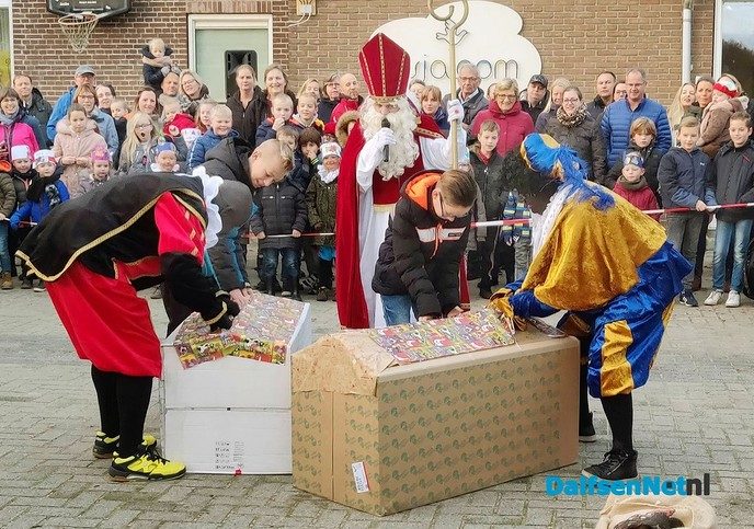 Sinterklaas met de tractor en wagen naar basisschool - Foto: Ingezonden foto