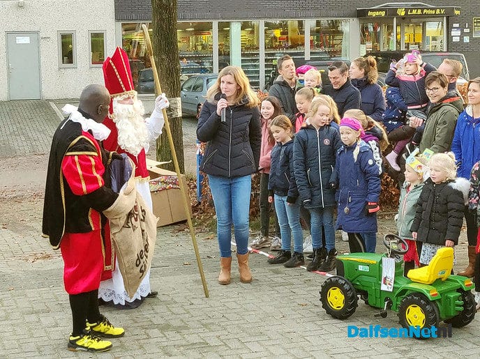 Sinterklaas met de tractor en wagen naar basisschool - Foto: Ingezonden foto