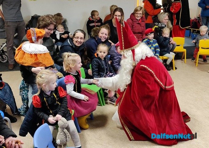 Sinterklaas met de tractor en wagen naar basisschool - Foto: Ingezonden foto