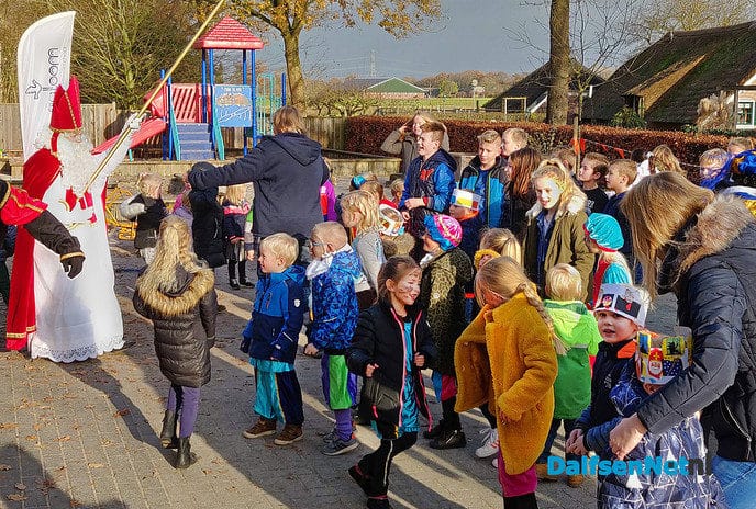Sinterklaas met de tractor en wagen naar basisschool - Foto: Ingezonden foto