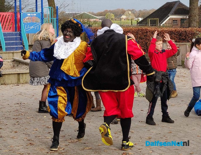 Sinterklaas met de tractor en wagen naar basisschool - Foto: Ingezonden foto
