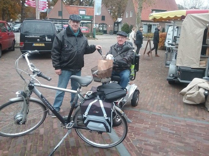 Gebroeders naar de Boerenmarkt Vilsteren - Foto: Ingezonden foto