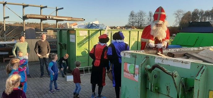 Sint bij bouwbedrijf Bongers, zelfs met 2 pieten; in container? - Foto: Eigen geleverde foto