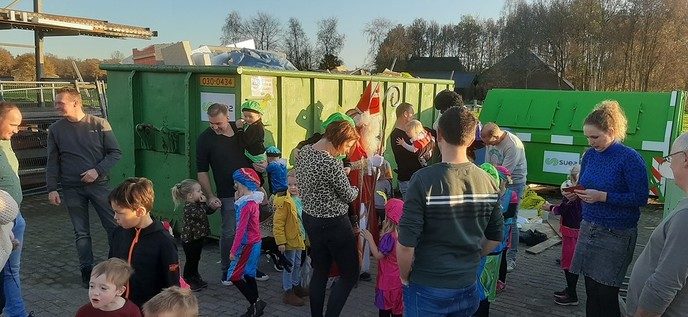 Sint bij bouwbedrijf Bongers, zelfs met 2 pieten; in container? - Foto: Eigen geleverde foto