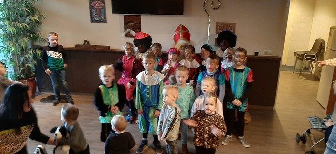 Sint bij bouwbedrijf Bongers, zelfs met 2 pieten; in container? - Foto: Eigen geleverde foto