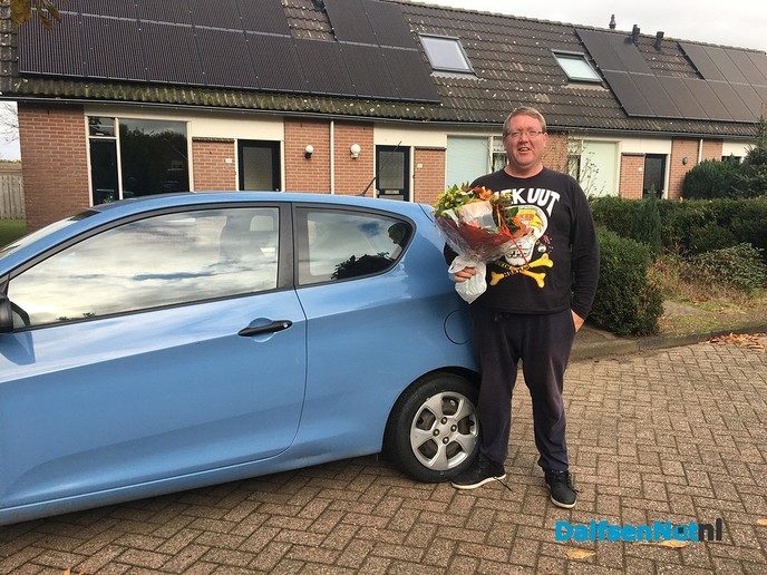 AutoMaatje chauffeur Wim Bootsveld in de bloemen gezet. - Foto: Ingezonden foto