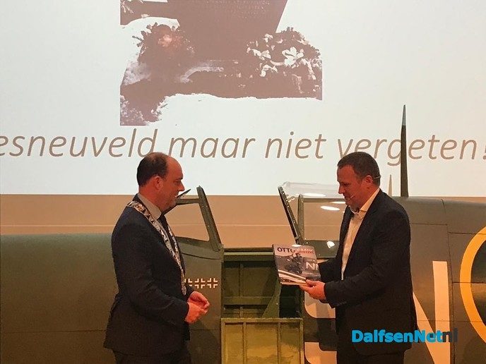 Oud-Dalfsenaar presenteert boek - Foto: Ingezonden foto