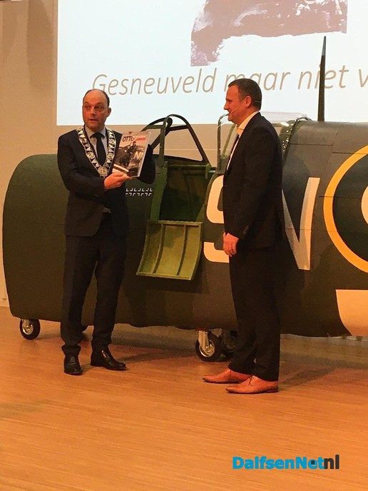 Oud-Dalfsenaar presenteert boek - Foto: Ingezonden foto