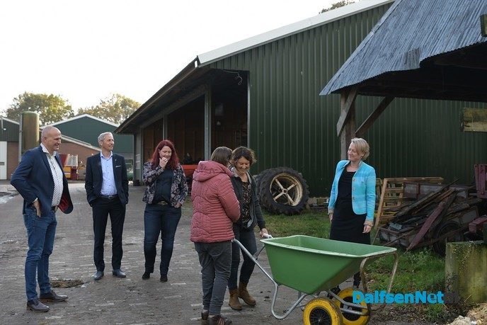 Het college bezoekt zorgboerderij Het Ruitenveen - Foto: Johan Bokma