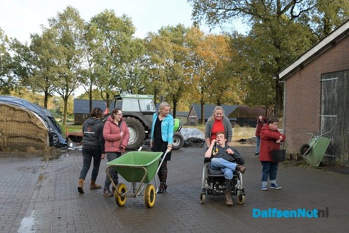 Het college bezoekt zorgboerderij Het Ruitenveen - Foto: Johan Bokma