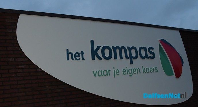 Burgemeester Van Lente onthult het nieuwe logo van CDS Het Kompas - Foto: Johan Bokma