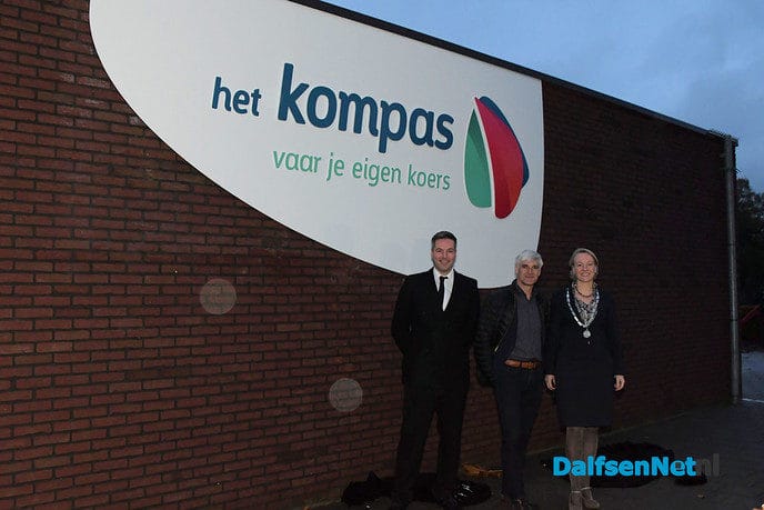 Burgemeester Van Lente onthult het nieuwe logo van CDS Het Kompas - Foto: Johan Bokma