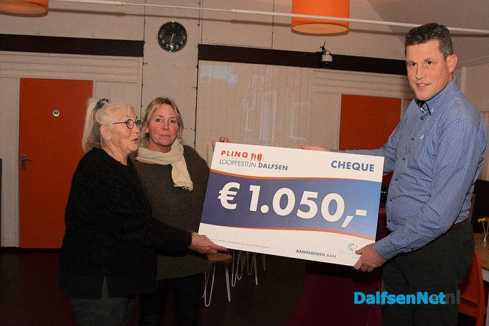 PLINQ-Loopfestijn schenkt Hospice Dalfsen ruim Є1000 - Foto: Johan Bokma