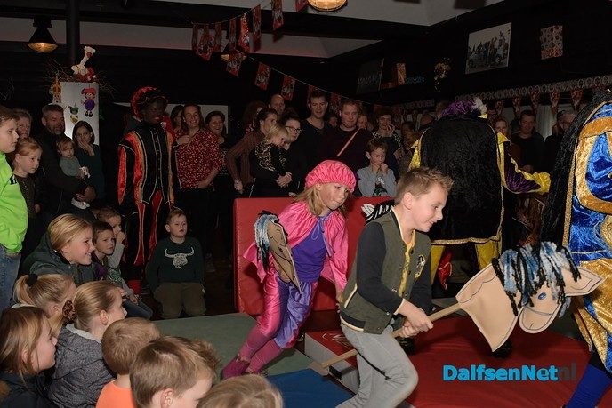 Sint en Pieten spektakel op Hoonhorst - Foto: Johan Bokma