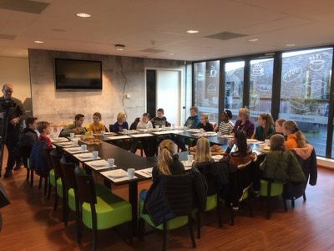 Volop vragen voor burgemeester Van Lente tijdens Nationaal Schoolontbijt