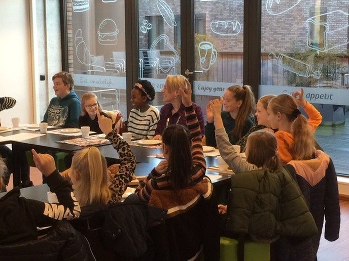 Volop vragen voor burgemeester Van Lente tijdens Nationaal Schoolontbijt